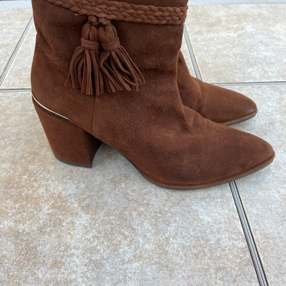 Stuart Weitzman
Brown Tazzie Suede Tassle Boots/Booties - Picture 5 of 15